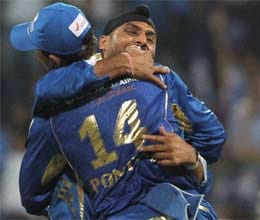 ponting and harbhajan hug and make up