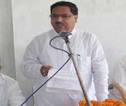 Minister said, officers beat locked in the room