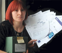 daughter takes father's ashes to bank to prove he is dead