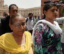 sarabjit singh's family returns to india