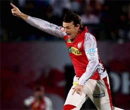 adam gilchrist take wicket in ipl match