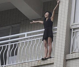  chinese woman threatens to jump from floor of hospital