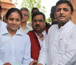 akhilesh yadav gave cheque of 25 lac to arunima