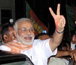 modi returns to rousing reception, Jaya greets 
