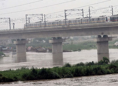 दिल्ली में जल संकट: यमुना में अमोनिया का स्तर बढ़ा, दो संयंत्रों पर पड़ा असर; इन इलाकों की जलापूर्ति प्रभावित Ammonia level increased in Yamuna two water purification plant affected