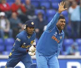 hows dhoni take decision to bowling
