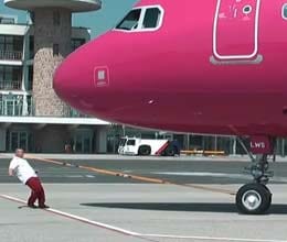man sets record pulling airbus using rope and his teeth