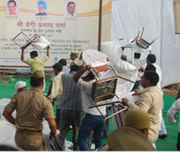 fight between sp and congress supporters