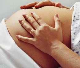 women give birth to children on road