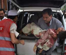 45 dead in bomb blast in pakistan 