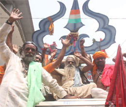 Across the mountains, Amarnath reach 151 kg trident