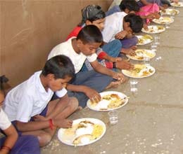 worms found in mid day meal