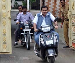 gadkari meets rss chief