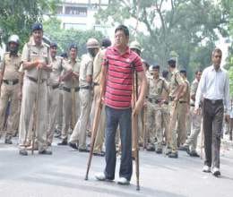 Unemployed criticizes police staff