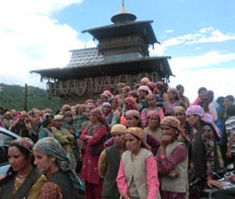 loot of crores from temple