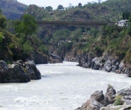 vehicle fell into the river, female and male flows