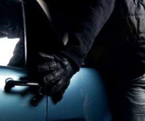 laptop theft after breaking car pane