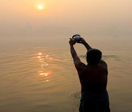 why hindu offer water to rising sun