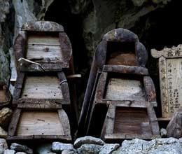 The hundreds of thousands of wooden coffins left to rot away in Chinese caves