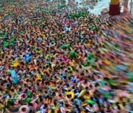 thousands of swimmers crowd in A Salty Swimming Pool In China