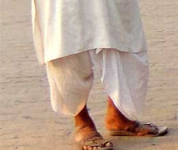 man wearing dhoti stopped from travelling in metro