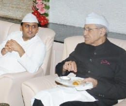 akhilesh yadav visits eidgah and asafi masjid in lucknow