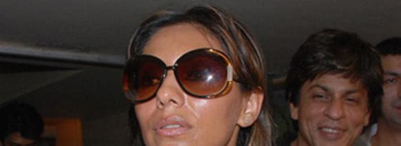 gauri khan wears black goggles in party