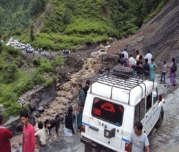truck fell into the ditch, driver injured