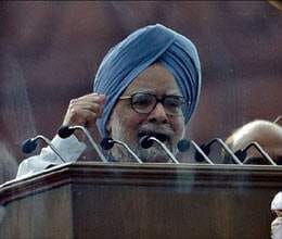 manmohan singh unfurls tricolour on lal quila