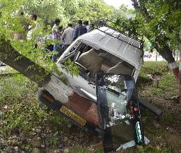 school van lost balance in lucknow