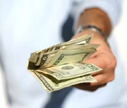 man offers women $200 to kiss their butts