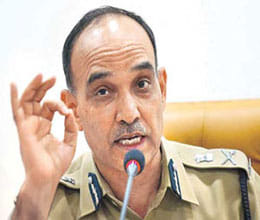 impose curfew, fine on villagers for helping naxals: mumbai cp