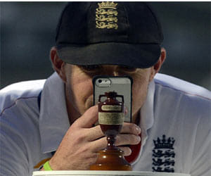 english cricketers apologise for urinating at oval pitch