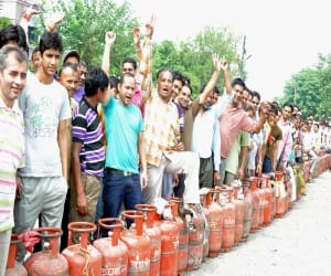 New Year's dirty gift, gas cylinder rate hike rs 220