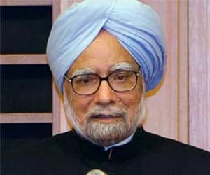 manmohan attacks kejriwal, sonia boost morale of partymen