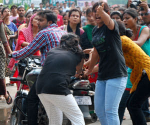 agitation of girls on allahabad road