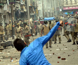 police firing srinagar