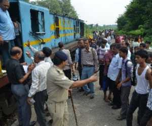 Passenger thrown from a moving train by robbers, death
