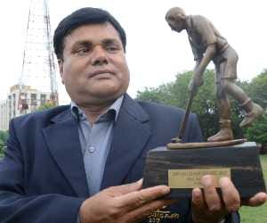 dhyanchandra award winner back to graund