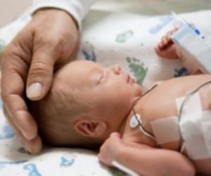 woman gave birth a baby in boat