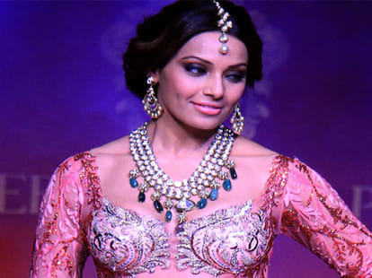 bipasha basu wants more love in world