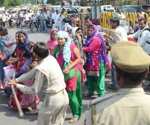 lathi charg on teachers