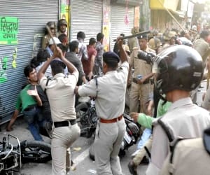 baton charge by Police in dav college