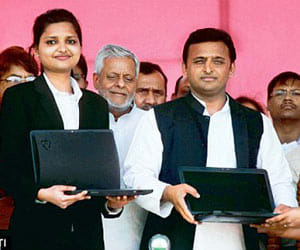 girls student lay before minister for laptops