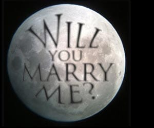 Astronomer writes on the Moon to propose to girlfriend