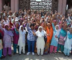 manager lewd comments on lady workers in samajaki pariwartan sthal