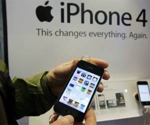 apple introduces 2 new iphone models