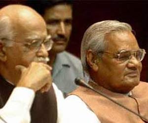 atal advani not in modi rally posters