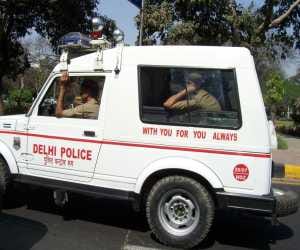 scoundrels in car looted rs 8000