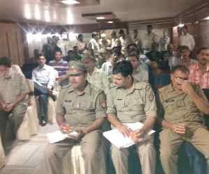 police in up called criminals for party